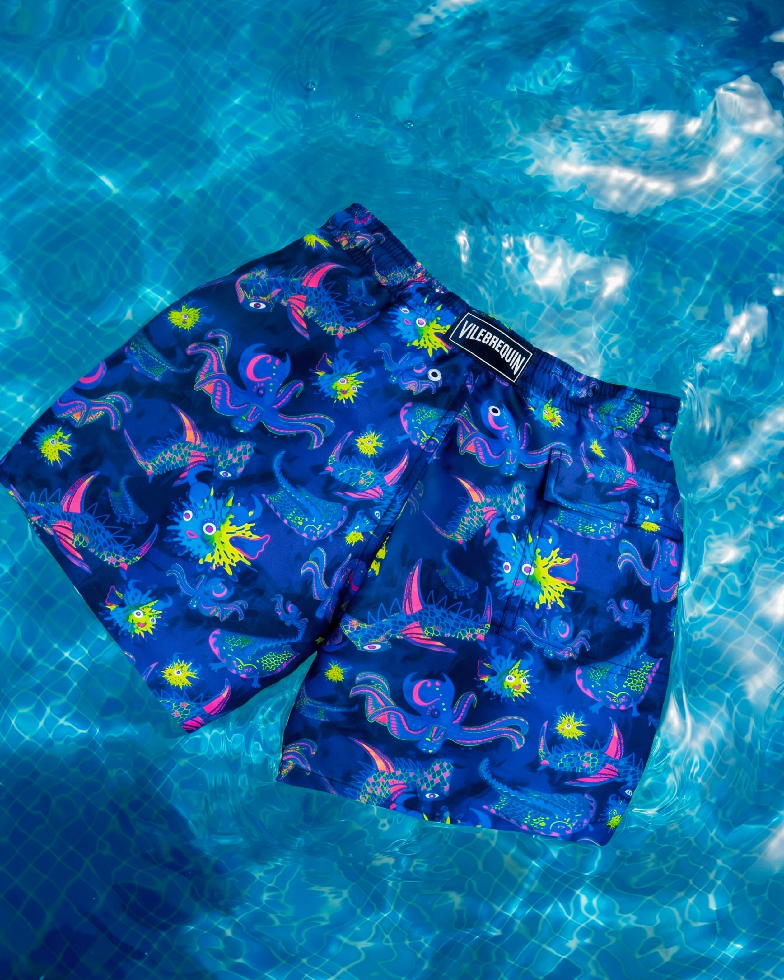 Costume fantasia galleggiante a fior d'acqua.